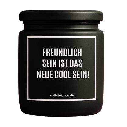 Erste von künstlicher Intelligenz kreierte Vegane Bio-Kerze mit Spruch – FREUNDLICH SEIN, IST DAS NEUE COOL SEIN! Mega lange Brenndauer von 80 Stunde, hochwertige ätherische Öle schaffen beste Duftverteilung. Mit 1400 lustigen Sprüchen perfekt zum Verschenken. Handgemacht in Deutschland von geilstekerze.de -Die beste Duftkerze die du kaufen kannst.