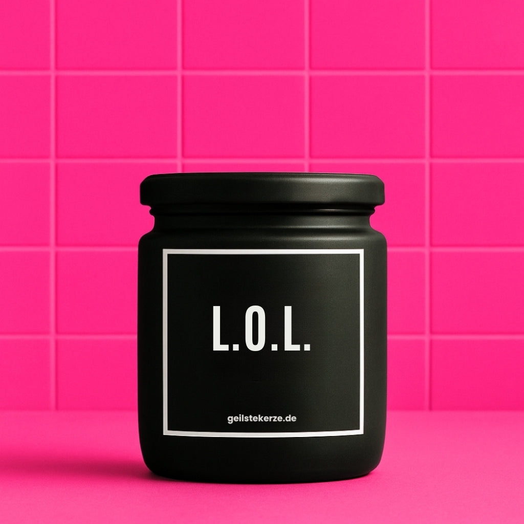 Erste von künstlicher Intelligenz kreierte Vegane Bio-Kerze mit Spruch – Duftkerze I L.O.L. „Laughing out loud“ Mega lange Brenndauer von 80 Stunde, hochwertige ätherische Öle schaffen beste Duftverteilung. Mit 1400 lustigen Sprüchen perfekt zum Verschenken. Handgemacht in Deutschland von geilstekerze.de -Die beste Duftkerze die du kaufen kannst.