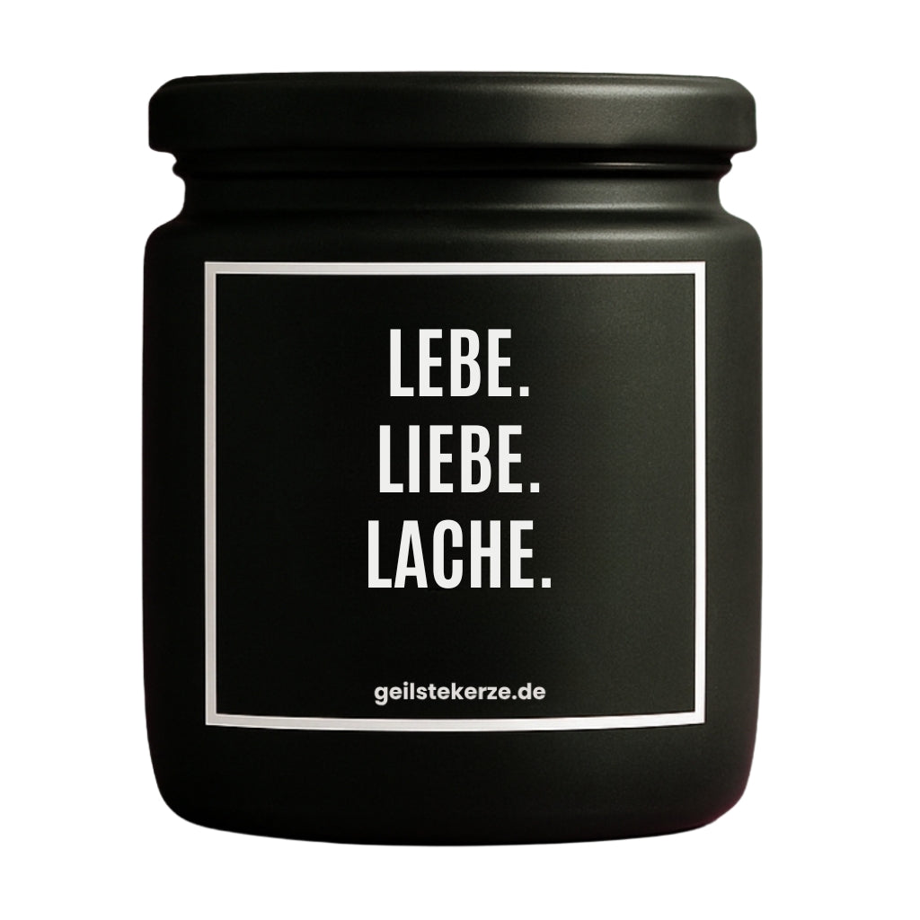 Erste von künstlicher Intelligenz kreierte Vegane Bio-Kerze mit Spruch – LEBE. LIEBE. LACHE. Mega lange Brenndauer von 80 Stunde, hochwertige ätherische Öle schaffen beste Duftverteilung. Mit 1400 lustigen Sprüchen perfekt zum Verschenken. Handgemacht in Deutschland von geilstekerze.de -Die beste Duftkerze die du kaufen kannst.
