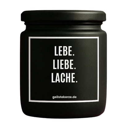 Erste von künstlicher Intelligenz kreierte Vegane Bio-Kerze mit Spruch – LEBE. LIEBE. LACHE. Mega lange Brenndauer von 80 Stunde, hochwertige ätherische Öle schaffen beste Duftverteilung. Mit 1400 lustigen Sprüchen perfekt zum Verschenken. Handgemacht in Deutschland von geilstekerze.de -Die beste Duftkerze die du kaufen kannst.