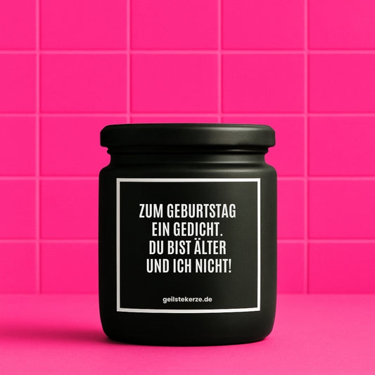 Erste von künstlicher Intelligenz kreierte Vegane Bio-Kerze mit Spruch – ZUM GEBURTSTAG EIN GEDICHT, DU BIST ÄLTER UND ICH NICHT! Mega lange Brenndauer von 80 Stunde, hochwertige ätherische Öle schaffen beste Duftverteilung. Mit 1400 lustigen Sprüchen perfekt zum Verschenken. Handgemacht in Deutschland von geilstekerze.de -Die beste Duftkerze die du kaufen kannst.