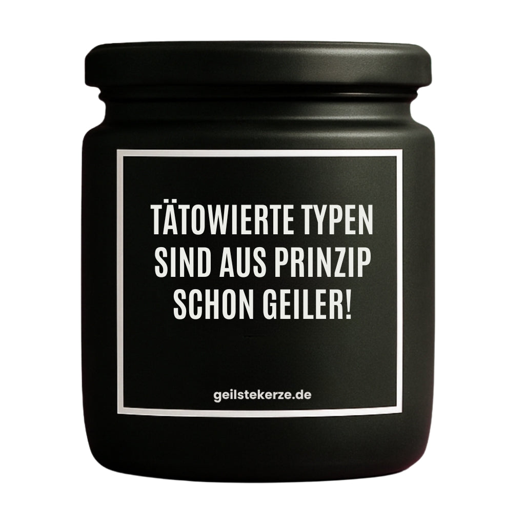 Erste von künstlicher Intelligenz kreierte Vegane Bio-Kerze mit Spruch – TÄTOWIERTE TYPEN SIND AUS PRINZIP SCHON GEILER! Mega lange Brenndauer von 80 Stunde, hochwertige ätherische Öle schaffen beste Duftverteilung. Mit 1400 lustigen Sprüchen perfekt zum Verschenken. Handgemacht in Deutschland von geilstekerze.de -Die beste Duftkerze die du kaufen kannst.