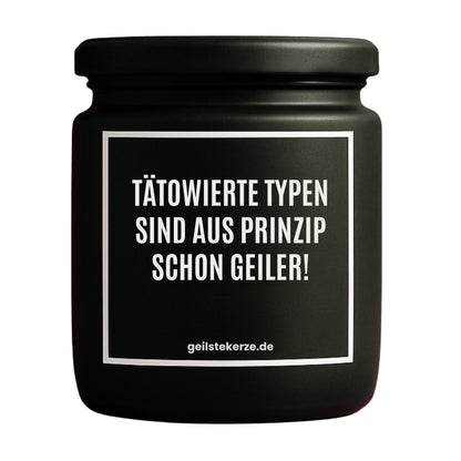 Erste von künstlicher Intelligenz kreierte Vegane Bio-Kerze mit Spruch – TÄTOWIERTE TYPEN SIND AUS PRINZIP SCHON GEILER! Mega lange Brenndauer von 80 Stunde, hochwertige ätherische Öle schaffen beste Duftverteilung. Mit 1400 lustigen Sprüchen perfekt zum Verschenken. Handgemacht in Deutschland von geilstekerze.de -Die beste Duftkerze die du kaufen kannst.