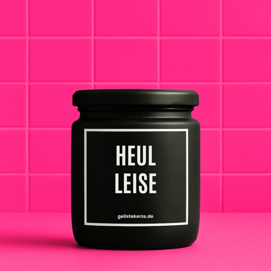 Erste von künstlicher Intelligenz kreierte Vegane Bio-Kerze mit Spruch – HEUL LEISE Mega lange Brenndauer von 80 Stunde, hochwertige ätherische Öle schaffen beste Duftverteilung. Mit 1400 lustigen Sprüchen perfekt zum Verschenken. Handgemacht in Deutschland von geilstekerze.de -Die beste Duftkerze die du kaufen kannst.