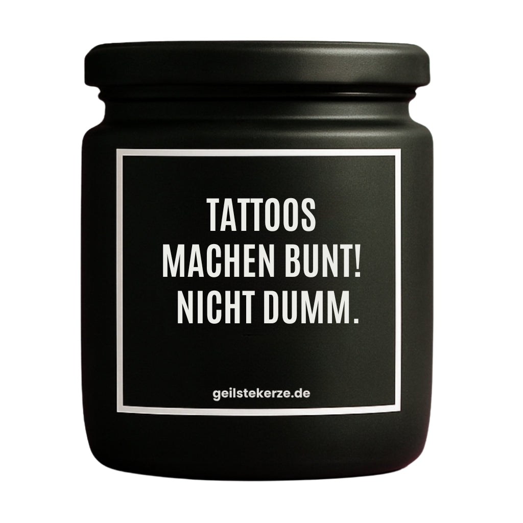Erste von künstlicher Intelligenz kreierte Vegane Bio-Kerze mit Spruch – TATTOOS MACHEN BUNT! NICHT DUMM. Mega lange Brenndauer von 80 Stunde, hochwertige ätherische Öle schaffen beste Duftverteilung. Mit 1400 lustigen Sprüchen perfekt zum Verschenken. Handgemacht in Deutschland von geilstekerze.de -Die beste Duftkerze die du kaufen kannst.