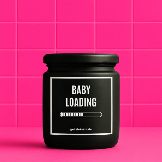 Erste von künstlicher Intelligenz kreierte Vegane Bio-Kerze mit Spruch – BABY LOADING Mega lange Brenndauer von 80 Stunde, hochwertige ätherische Öle schaffen beste Duftverteilung. Mit 1400 lustigen Sprüchen perfekt zum Verschenken. Handgemacht in Deutschland von geilstekerze.de -Die beste Duftkerze die du kaufen kannst.