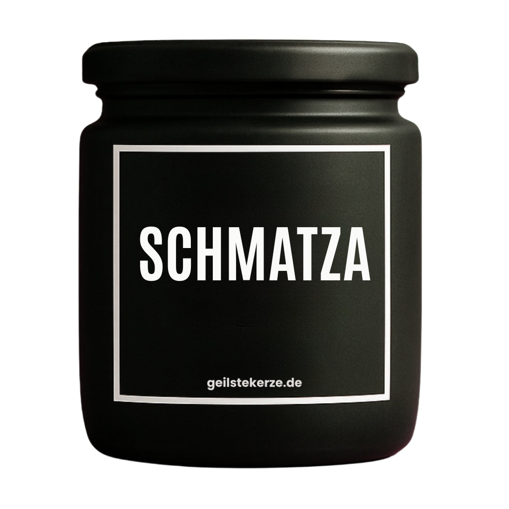 Erste von künstlicher Intelligenz kreierte Vegane Bio-Kerze mit Spruch – SCHMATZA Mega lange Brenndauer von 80 Stunde, hochwertige ätherische Öle schaffen beste Duftverteilung. Mit 1400 lustigen Sprüchen perfekt zum Verschenken. Handgemacht in Deutschland von geilstekerze.de -Die beste Duftkerze die du kaufen kannst.
