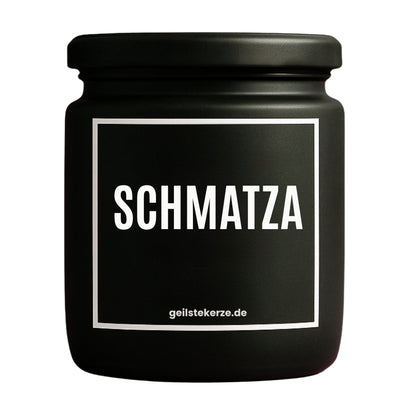 Erste von künstlicher Intelligenz kreierte Vegane Bio-Kerze mit Spruch – SCHMATZA Mega lange Brenndauer von 80 Stunde, hochwertige ätherische Öle schaffen beste Duftverteilung. Mit 1400 lustigen Sprüchen perfekt zum Verschenken. Handgemacht in Deutschland von geilstekerze.de -Die beste Duftkerze die du kaufen kannst.