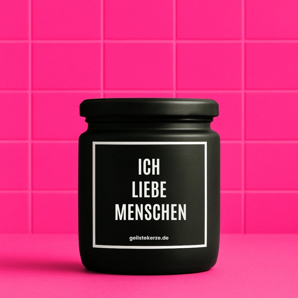Erste von künstlicher Intelligenz kreierte Vegane Bio-Kerze mit Spruch – ICH LIEBE MENSCHEN Mega lange Brenndauer von 80 Stunde, hochwertige ätherische Öle schaffen beste Duftverteilung. Mit 1400 lustigen Sprüchen perfekt zum Verschenken. Handgemacht in Deutschland von geilstekerze.de -Die beste Duftkerze die du kaufen kannst.