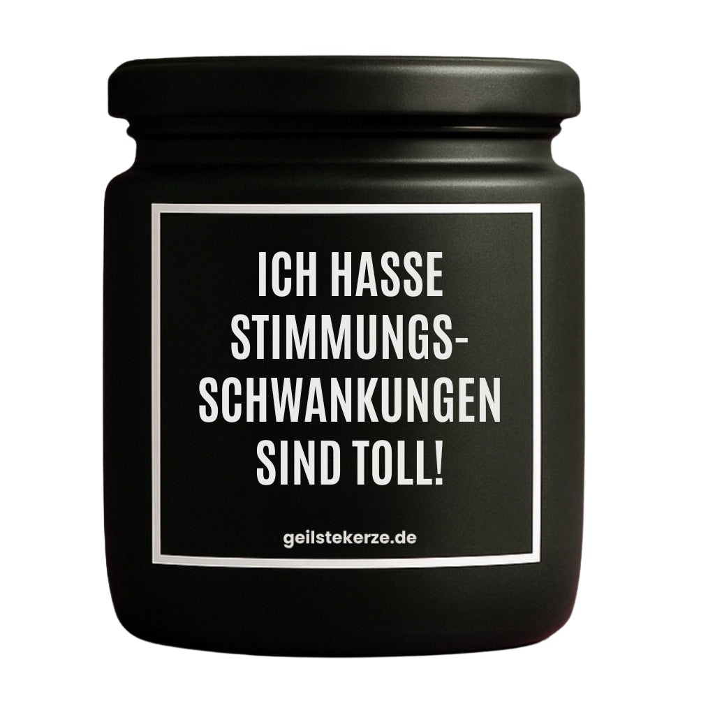 Erste von künstlicher Intelligenz kreierte Vegane Bio-Kerze mit Spruch – ICH HASSE STIMMUNGSSCHWANKUNGEN SIND TOLL Mega lange Brenndauer von 80 Stunde, hochwertige ätherische Öle schaffen beste Duftverteilung. Mit 1400 lustigen Sprüchen perfekt zum Verschenken. Handgemacht in Deutschland von geilstekerze.de -Die beste Duftkerze die du kaufen kannst.