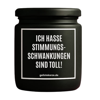 Erste von künstlicher Intelligenz kreierte Vegane Bio-Kerze mit Spruch – ICH HASSE STIMMUNGSSCHWANKUNGEN SIND TOLL Mega lange Brenndauer von 80 Stunde, hochwertige ätherische Öle schaffen beste Duftverteilung. Mit 1400 lustigen Sprüchen perfekt zum Verschenken. Handgemacht in Deutschland von geilstekerze.de -Die beste Duftkerze die du kaufen kannst.