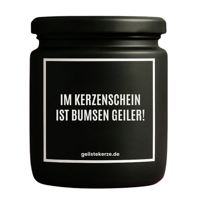 Erste von künstlicher Intelligenz kreierte Vegane Bio-Kerze mit Spruch – IM KERZENSCHEIN IST BUMSEN GEILER! Mega lange Brenndauer von 80 Stunde, hochwertige ätherische Öle schaffen beste Duftverteilung. Mit 1400 lustigen Sprüchen perfekt zum Verschenken. Handgemacht in Deutschland von geilstekerze.de -Die beste Duftkerze die du kaufen kannst.