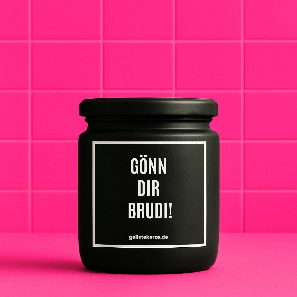 Erste von künstlicher Intelligenz kreierte Vegane Bio-Kerze mit Spruch – GÖNN DIR BRUDI! Mega lange Brenndauer von 80 Stunde, hochwertige ätherische Öle schaffen beste Duftverteilung. Mit 1400 lustigen Sprüchen perfekt zum Verschenken. Handgemacht in Deutschland von geilstekerze.de -Die beste Duftkerze die du kaufen kannst.