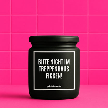 Duftkerze mit Spruch von geilstekerze ist der neue Geschenketrend. Diese witzige Kerze Vegane Bio-Kerze mit Spruch – BITTE NICHT IM TREPPENHAUS FICKEN! brennt mega lange sagenhafte 80 Stunde, hochwertige ätherische Öle schaffen beste Duftverteilung. Mit 1400 lustigen Sprüchen perfekt zum Verschenken. Handgemacht in Deutschland von geilstekerze.de -Die beste Duftkerze die du kaufen kannst.