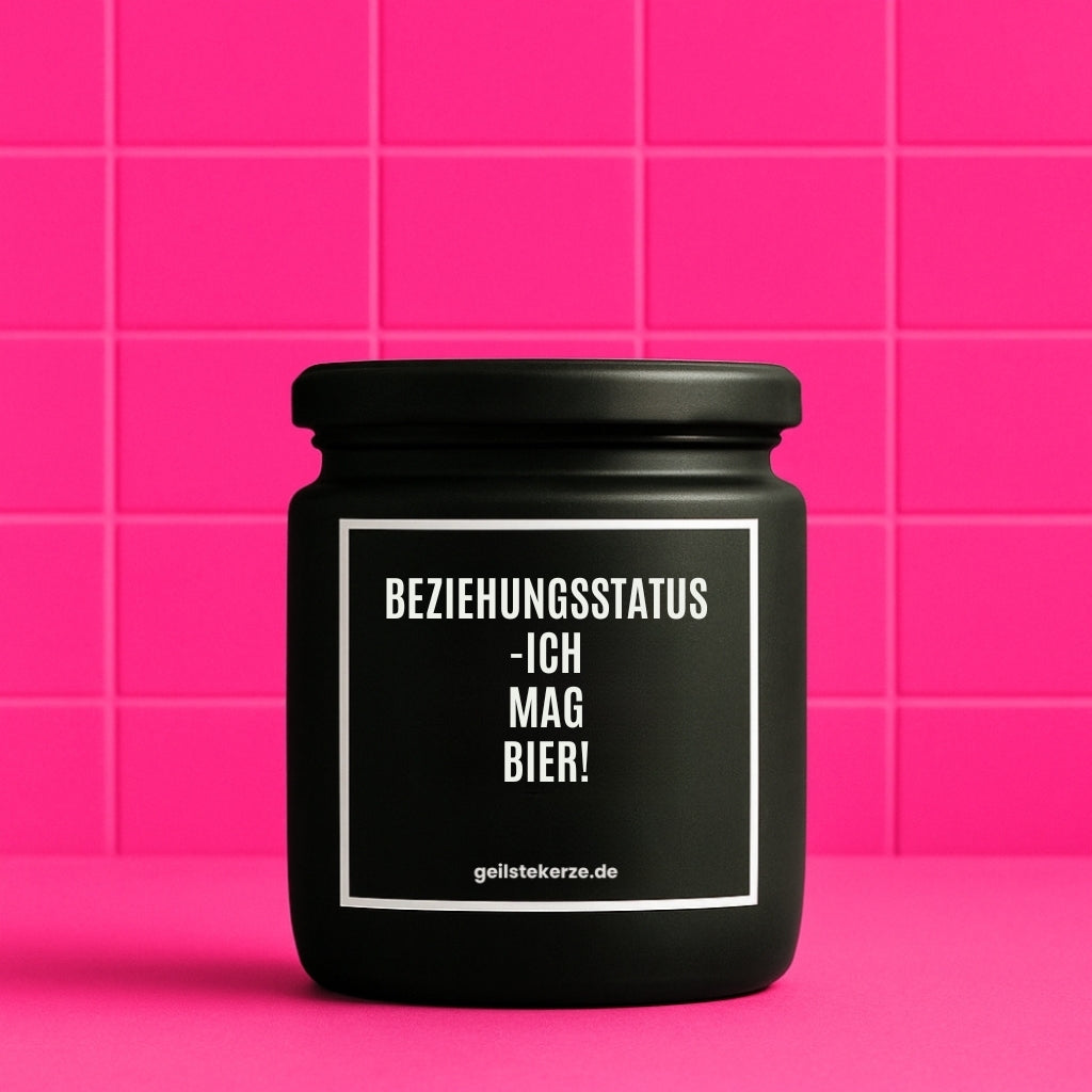 Duftkerze mit Spruch von geilstekerze ist der neue Geschenketrend. Diese witzige Kerze Vegane Bio-Kerze mit Spruch – BEZIEHUNGSSTATUS -ICH MAG BIER! brennt mega lange sagenhafte 80 Stunde, hochwertige ätherische Öle schaffen beste Duftverteilung. Mit 1400 lustigen Sprüchen perfekt zum Verschenken. Handgemacht in Deutschland von geilstekerze.de -Die beste Duftkerze die du kaufen kannst.
