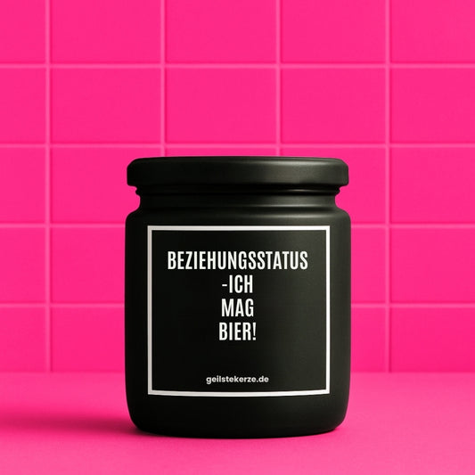 Duftkerze mit Spruch von geilstekerze ist der neue Geschenketrend. Diese witzige Kerze Vegane Bio-Kerze mit Spruch – BEZIEHUNGSSTATUS -ICH MAG BIER! brennt mega lange sagenhafte 80 Stunde, hochwertige ätherische Öle schaffen beste Duftverteilung. Mit 1400 lustigen Sprüchen perfekt zum Verschenken. Handgemacht in Deutschland von geilstekerze.de -Die beste Duftkerze die du kaufen kannst.