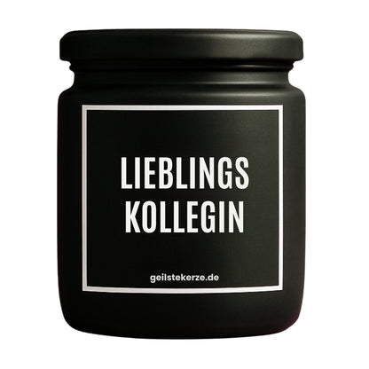 Erste von künstlicher Intelligenz kreierte Vegane Bio-Kerze mit Spruch – LIEBLINGSKOLLEGIN Mega lange Brenndauer von 80 Stunde, hochwertige ätherische Öle schaffen beste Duftverteilung. Mit 1400 lustigen Sprüchen perfekt zum Verschenken. Handgemacht in Deutschland von geilstekerze.de -Die beste Duftkerze die du kaufen kannst.