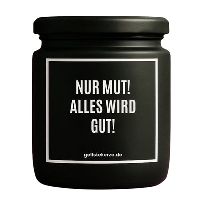 Duftkerze mit Spruch von geilstekerze ist der neue Geschenketrend. Diese witzige Kerze Vegane Bio-Kerze mit Spruch – NUR MUT! ALLES WIRD GUT brennt mega lange sagenhafte 80 Stunde, hochwertige ätherische Öle schaffen beste Duftverteilung. Mit 1400 lustigen Sprüchen perfekt zum Verschenken. Handgemacht in Deutschland von geilstekerze.de -Die beste Duftkerze die du kaufen kannst.