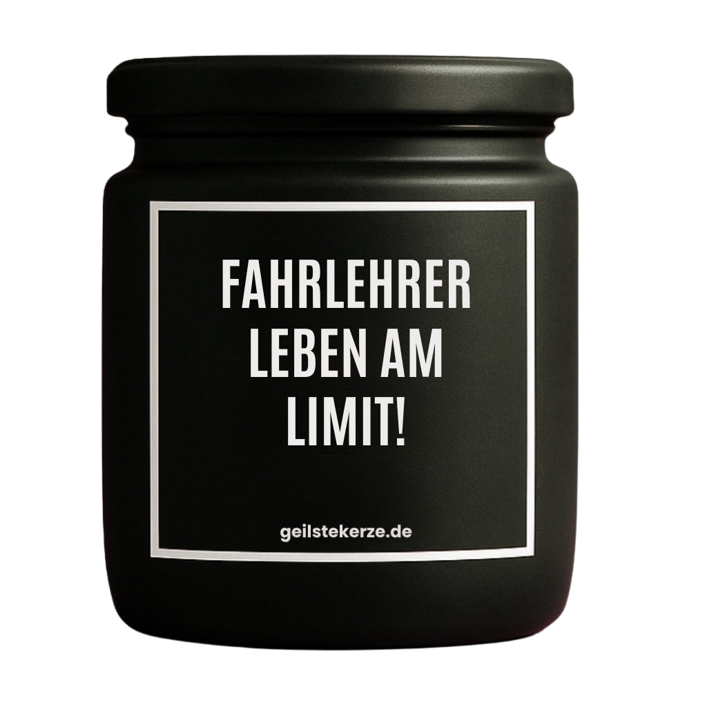 Erste von künstlicher Intelligenz kreierte Vegane Bio-Kerze mit Spruch – FAHRLEHRER LEBEN AM LIMIT! Mega lange Brenndauer von 80 Stunde, hochwertige ätherische Öle schaffen beste Duftverteilung. Mit 1400 lustigen Sprüchen perfekt zum Verschenken. Handgemacht in Deutschland von geilstekerze.de -Die beste Duftkerze die du kaufen kannst.