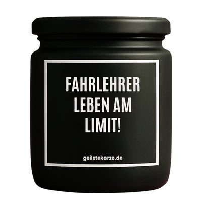 Erste von künstlicher Intelligenz kreierte Vegane Bio-Kerze mit Spruch – FAHRLEHRER LEBEN AM LIMIT! Mega lange Brenndauer von 80 Stunde, hochwertige ätherische Öle schaffen beste Duftverteilung. Mit 1400 lustigen Sprüchen perfekt zum Verschenken. Handgemacht in Deutschland von geilstekerze.de -Die beste Duftkerze die du kaufen kannst.