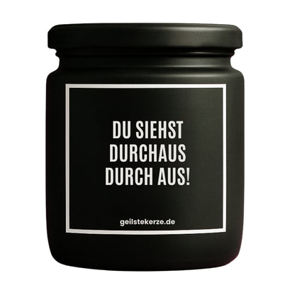 Erste von künstlicher Intelligenz kreierte Vegane Bio-Kerze mit Spruch – DU SIEHST DURCHAUS DURCH AUS! Mega lange Brenndauer von 80 Stunde, hochwertige ätherische Öle schaffen beste Duftverteilung. Mit 1400 lustigen Sprüchen perfekt zum Verschenken. Handgemacht in Deutschland von geilstekerze.de -Die beste Duftkerze die du kaufen kannst.
