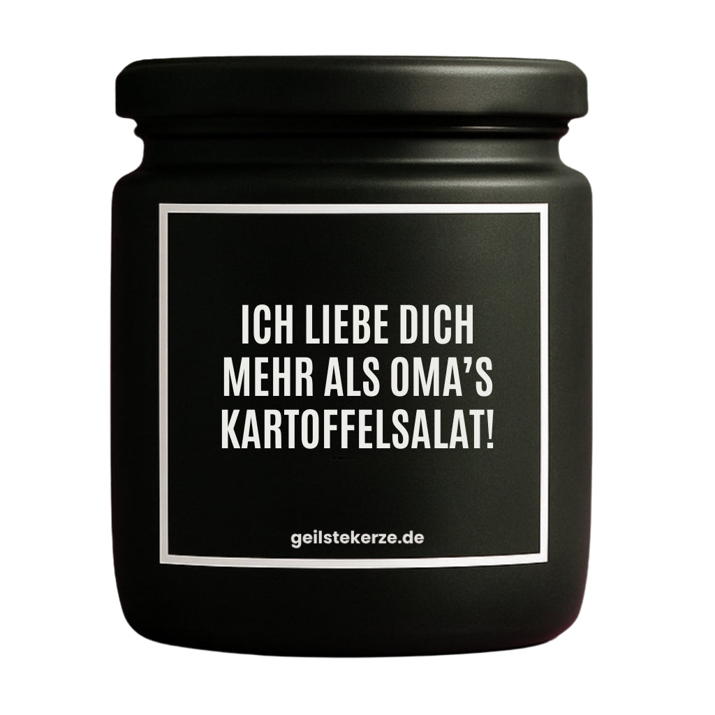 Erste von künstlicher Intelligenz kreierte Vegane Bio-Kerze mit Spruch – ICH LIEBE DICH MEHR ALS OMA‘S KARTOFFELSALAT! Mega lange Brenndauer von 80 Stunde, hochwertige ätherische Öle schaffen beste Duftverteilung. Mit 1400 lustigen Sprüchen perfekt zum Verschenken. Handgemacht in Deutschland von geilstekerze.de -Die beste Duftkerze die du kaufen kannst.