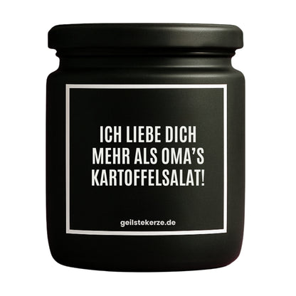Erste von künstlicher Intelligenz kreierte Vegane Bio-Kerze mit Spruch – ICH LIEBE DICH MEHR ALS OMA‘S KARTOFFELSALAT! Mega lange Brenndauer von 80 Stunde, hochwertige ätherische Öle schaffen beste Duftverteilung. Mit 1400 lustigen Sprüchen perfekt zum Verschenken. Handgemacht in Deutschland von geilstekerze.de -Die beste Duftkerze die du kaufen kannst.
