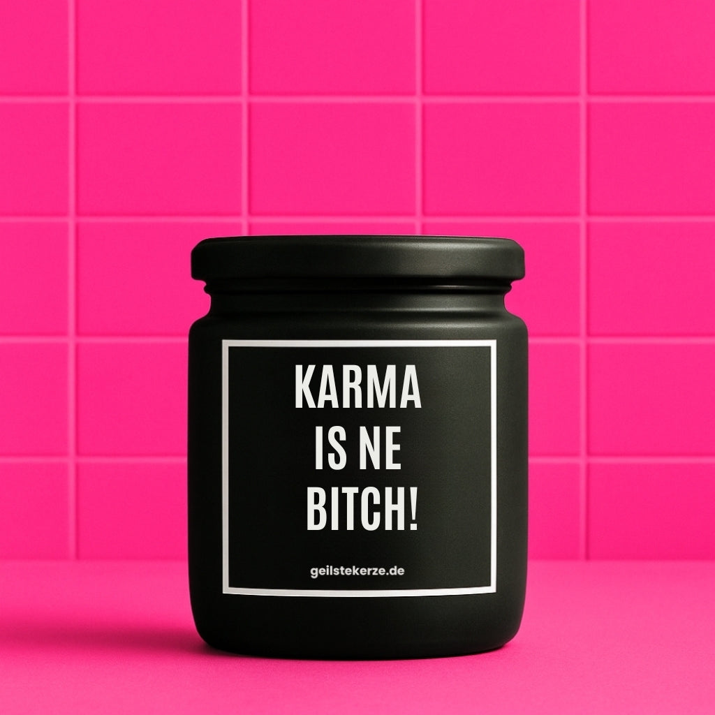 Erste von künstlicher Intelligenz kreierte Vegane Bio-Kerze mit Spruch – KARMA IS NE BITCH! Mega lange Brenndauer von 80 Stunde, hochwertige ätherische Öle schaffen beste Duftverteilung. Mit 1400 lustigen Sprüchen perfekt zum Verschenken. Handgemacht in Deutschland von geilstekerze.de -Die beste Duftkerze die du kaufen kannst.