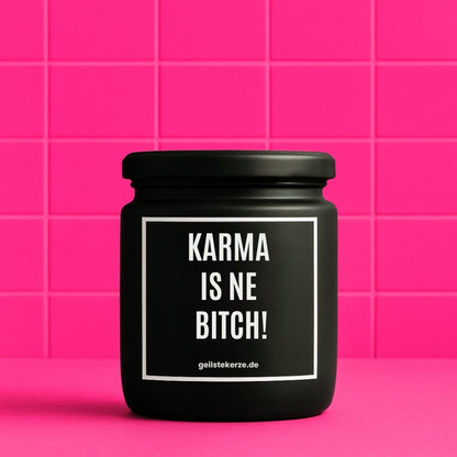 Erste von künstlicher Intelligenz kreierte Vegane Bio-Kerze mit Spruch – KARMA IS NE BITCH! Mega lange Brenndauer von 80 Stunde, hochwertige ätherische Öle schaffen beste Duftverteilung. Mit 1400 lustigen Sprüchen perfekt zum Verschenken. Handgemacht in Deutschland von geilstekerze.de -Die beste Duftkerze die du kaufen kannst.