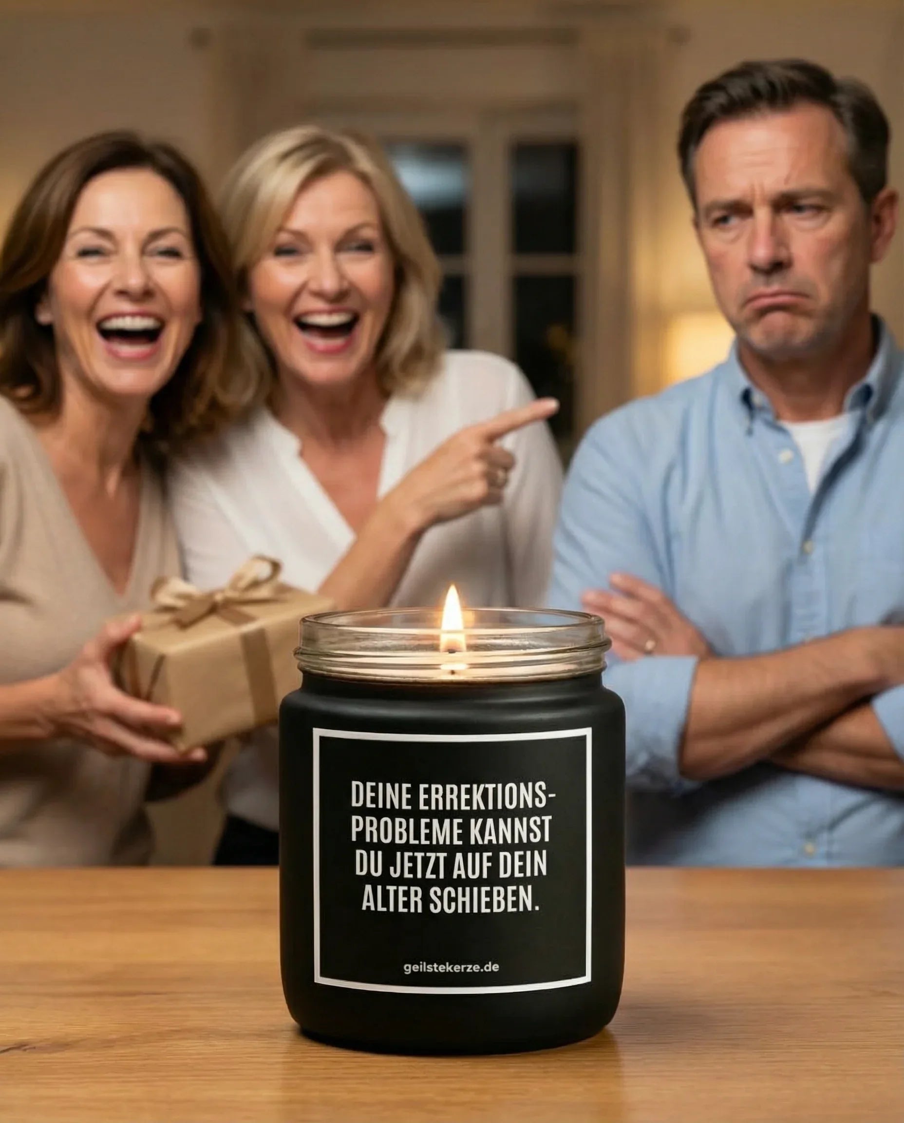 Duftkerze mit Spruch von geilstekerze ist der neue Geschenketrend. Diese witzige Kerze Vegane Bio-Kerze mit Spruch – DEINE EREKTIONSPROBLEME KANNST DU JETZT AUFS ALTER SCHIEBEN. brennt mega lange sagenhafte 80 Stunde, hochwertige ätherische Öle schaffen beste Duftverteilung. Mit 1400 lustigen Sprüchen perfekt zum Verschenken. Handgemacht in Deutschland von geilstekerze.de -Die beste Duftkerze die du kaufen kannst.