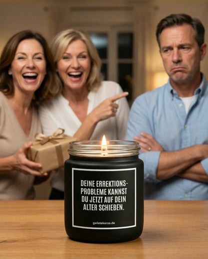 Duftkerze mit Spruch von geilstekerze ist der neue Geschenketrend. Diese witzige Kerze Vegane Bio-Kerze mit Spruch – DEINE EREKTIONSPROBLEME KANNST DU JETZT AUFS ALTER SCHIEBEN. brennt mega lange sagenhafte 80 Stunde, hochwertige ätherische Öle schaffen beste Duftverteilung. Mit 1400 lustigen Sprüchen perfekt zum Verschenken. Handgemacht in Deutschland von geilstekerze.de -Die beste Duftkerze die du kaufen kannst.