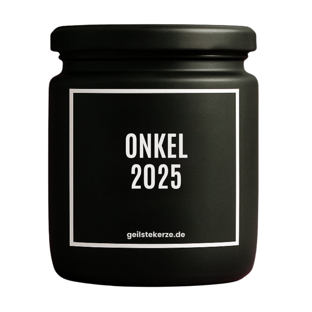 Erste von künstlicher Intelligenz kreierte Vegane Bio-Kerze mit Spruch – ONKEL 2025 Mega lange Brenndauer von 80 Stunde, hochwertige ätherische Öle schaffen beste Duftverteilung. Mit 1400 lustigen Sprüchen perfekt zum Verschenken. Handgemacht in Deutschland von geilstekerze.de -Die beste Duftkerze die du kaufen kannst.