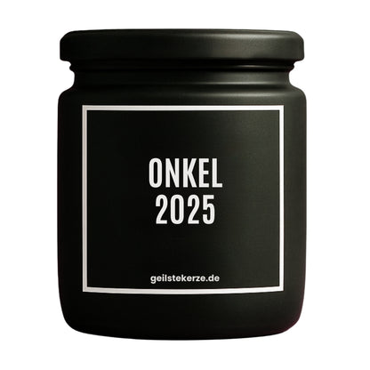 Erste von künstlicher Intelligenz kreierte Vegane Bio-Kerze mit Spruch – ONKEL 2025 Mega lange Brenndauer von 80 Stunde, hochwertige ätherische Öle schaffen beste Duftverteilung. Mit 1400 lustigen Sprüchen perfekt zum Verschenken. Handgemacht in Deutschland von geilstekerze.de -Die beste Duftkerze die du kaufen kannst.