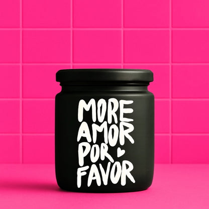 Duftkerze mit Spruch von geilstekerze ist der neue Geschenketrend. Diese witzige Kerze Vegane Bio-Kerze mit Spruch – MORE AMOR POR FAVOR brennt mega lange sagenhafte 80 Stunde, hochwertige ätherische Öle schaffen beste Duftverteilung. Mit 1400 lustigen Sprüchen perfekt zum Verschenken. Handgemacht in Deutschland von geilstekerze.de -Die beste Duftkerze die du kaufen kannst.