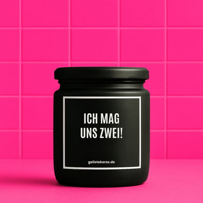 Erste von künstlicher Intelligenz kreierte Vegane Bio-Kerze mit Spruch – ICH MAG UNS ZWEI! Mega lange Brenndauer von 80 Stunde, hochwertige ätherische Öle schaffen beste Duftverteilung. Mit 1400 lustigen Sprüchen perfekt zum Verschenken. Handgemacht in Deutschland von geilstekerze.de -Die beste Duftkerze die du kaufen kannst.