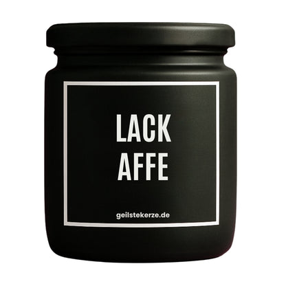 Erste von künstlicher Intelligenz kreierte Vegane Bio-Kerze mit Spruch – LACKAFFE Mega lange Brenndauer von 80 Stunde, hochwertige ätherische Öle schaffen beste Duftverteilung. Mit 1400 lustigen Sprüchen perfekt zum Verschenken. Handgemacht in Deutschland von geilstekerze.de -Die beste Duftkerze die du kaufen kannst.