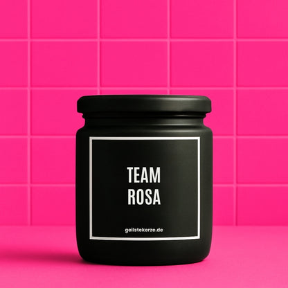 Erste von künstlicher Intelligenz kreierte Vegane Bio-Kerze mit Spruch – TEAM ROSA Mega lange Brenndauer von 80 Stunde, hochwertige ätherische Öle schaffen beste Duftverteilung. Mit 1400 lustigen Sprüchen perfekt zum Verschenken. Handgemacht in Deutschland von geilstekerze.de -Die beste Duftkerze die du kaufen kannst.