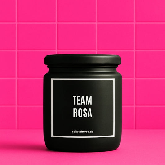 Erste von künstlicher Intelligenz kreierte Vegane Bio-Kerze mit Spruch – TEAM ROSA Mega lange Brenndauer von 80 Stunde, hochwertige ätherische Öle schaffen beste Duftverteilung. Mit 1400 lustigen Sprüchen perfekt zum Verschenken. Handgemacht in Deutschland von geilstekerze.de -Die beste Duftkerze die du kaufen kannst.