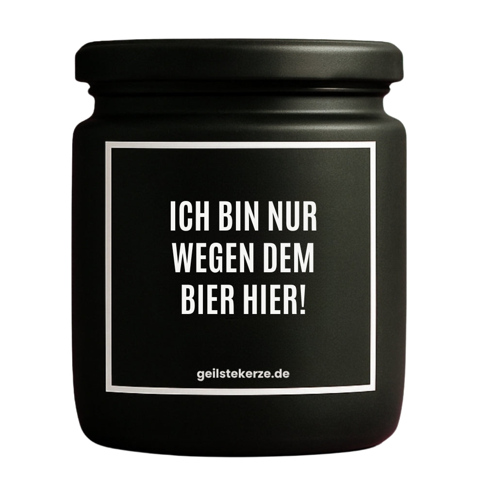 Erste von künstlicher Intelligenz kreierte Vegane Bio-Kerze mit Spruch – ICH BIN NUR WEGEN DEM BIER HIER! Mega lange Brenndauer von 80 Stunde, hochwertige ätherische Öle schaffen beste Duftverteilung. Mit 1400 lustigen Sprüchen perfekt zum Verschenken. Handgemacht in Deutschland von geilstekerze.de -Die beste Duftkerze die du kaufen kannst.