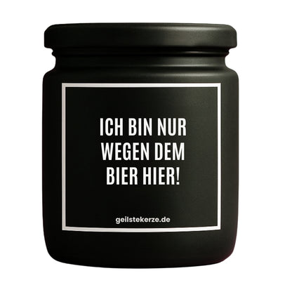 Erste von künstlicher Intelligenz kreierte Vegane Bio-Kerze mit Spruch – ICH BIN NUR WEGEN DEM BIER HIER! Mega lange Brenndauer von 80 Stunde, hochwertige ätherische Öle schaffen beste Duftverteilung. Mit 1400 lustigen Sprüchen perfekt zum Verschenken. Handgemacht in Deutschland von geilstekerze.de -Die beste Duftkerze die du kaufen kannst.
