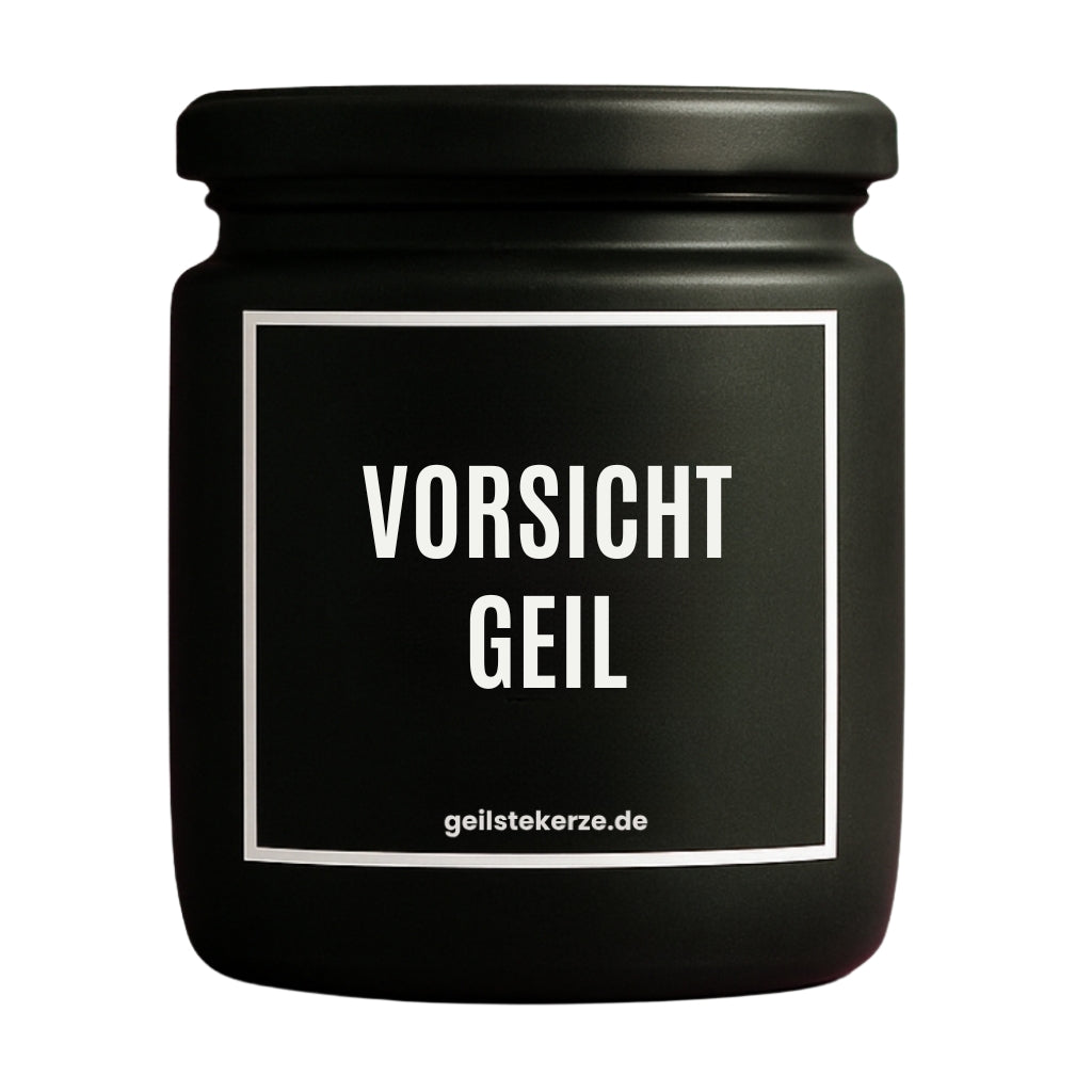Duftkerze mit Spruch von geilstekerze ist der neue Geschenketrend. Diese witzige Kerze Vegane Bio-Kerze mit Spruch – VORSICHT GEIL brennt mega lange sagenhafte 80 Stunde, hochwertige ätherische Öle schaffen beste Duftverteilung. Mit 1400 lustigen Sprüchen perfekt zum Verschenken. Handgemacht in Deutschland von geilstekerze.de -Die beste Duftkerze die du kaufen kannst.