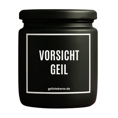 Duftkerze mit Spruch von geilstekerze ist der neue Geschenketrend. Diese witzige Kerze Vegane Bio-Kerze mit Spruch – VORSICHT GEIL brennt mega lange sagenhafte 80 Stunde, hochwertige ätherische Öle schaffen beste Duftverteilung. Mit 1400 lustigen Sprüchen perfekt zum Verschenken. Handgemacht in Deutschland von geilstekerze.de -Die beste Duftkerze die du kaufen kannst.