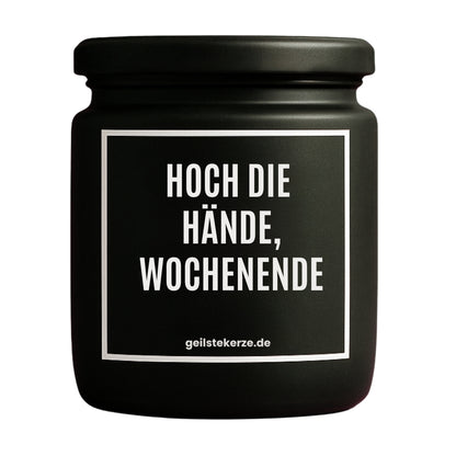 Erste von künstlicher Intelligenz kreierte Vegane Bio-Kerze mit Spruch – HOCH DIE HÄNDE, WOCHENENDE Mega lange Brenndauer von 80 Stunde, hochwertige ätherische Öle schaffen beste Duftverteilung. Mit 1400 lustigen Sprüchen perfekt zum Verschenken. Handgemacht in Deutschland von geilstekerze.de -Die beste Duftkerze die du kaufen kannst.