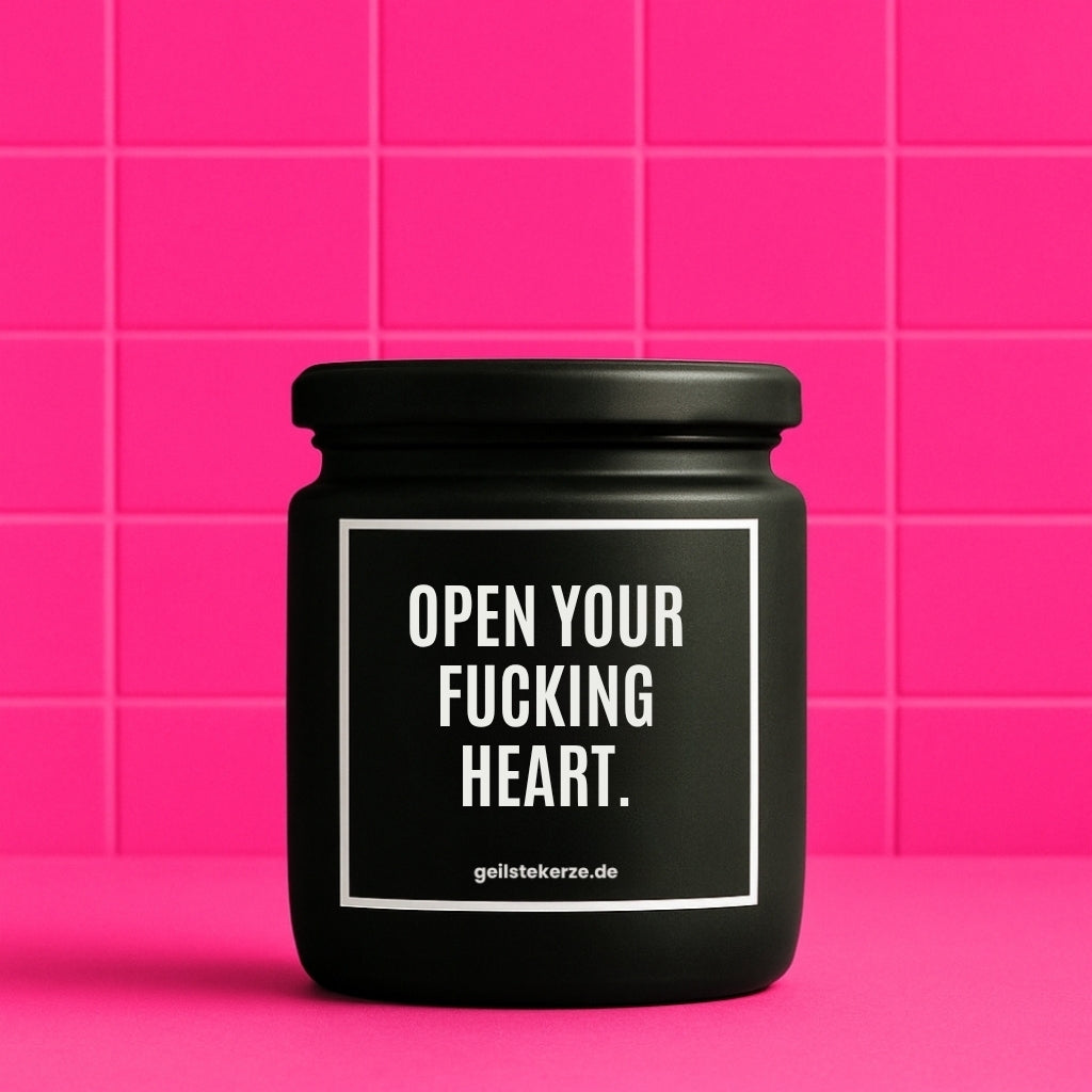 Erste von künstlicher Intelligenz kreierte Vegane Bio-Kerze mit Spruch – OPEN YOUR FUCKING HEART. Mega lange Brenndauer von 80 Stunde, hochwertige ätherische Öle schaffen beste Duftverteilung. Mit 1400 lustigen Sprüchen perfekt zum Verschenken. Handgemacht in Deutschland von geilstekerze.de -Die beste Duftkerze die du kaufen kannst.