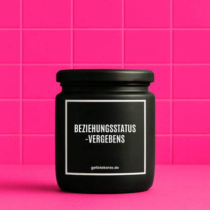 Duftkerze mit Spruch von geilstekerze ist der neue Geschenketrend. Diese witzige Kerze Vegane Bio-Kerze mit Spruch – BEZIEHUNGSSTATUS -VERGEBENS brennt mega lange sagenhafte 80 Stunde, hochwertige ätherische Öle schaffen beste Duftverteilung. Mit 1400 lustigen Sprüchen perfekt zum Verschenken. Handgemacht in Deutschland von geilstekerze.de -Die beste Duftkerze die du kaufen kannst.