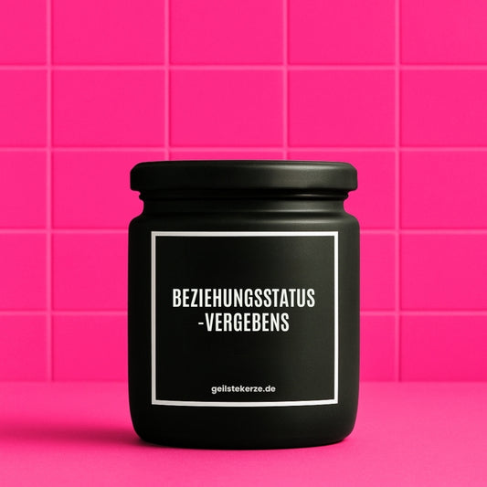 Duftkerze mit Spruch von geilstekerze ist der neue Geschenketrend. Diese witzige Kerze Vegane Bio-Kerze mit Spruch – BEZIEHUNGSSTATUS -VERGEBENS brennt mega lange sagenhafte 80 Stunde, hochwertige ätherische Öle schaffen beste Duftverteilung. Mit 1400 lustigen Sprüchen perfekt zum Verschenken. Handgemacht in Deutschland von geilstekerze.de -Die beste Duftkerze die du kaufen kannst.