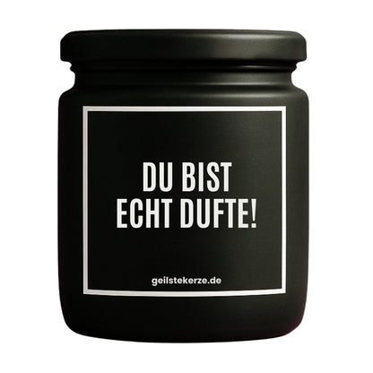 Erste von künstlicher Intelligenz kreierte Vegane Bio-Kerze mit Spruch – DU BIST ECHT DUFTE! Mega lange Brenndauer von 80 Stunde, hochwertige ätherische Öle schaffen beste Duftverteilung. Mit 1400 lustigen Sprüchen perfekt zum Verschenken. Handgemacht in Deutschland von geilstekerze.de -Die beste Duftkerze die du kaufen kannst.