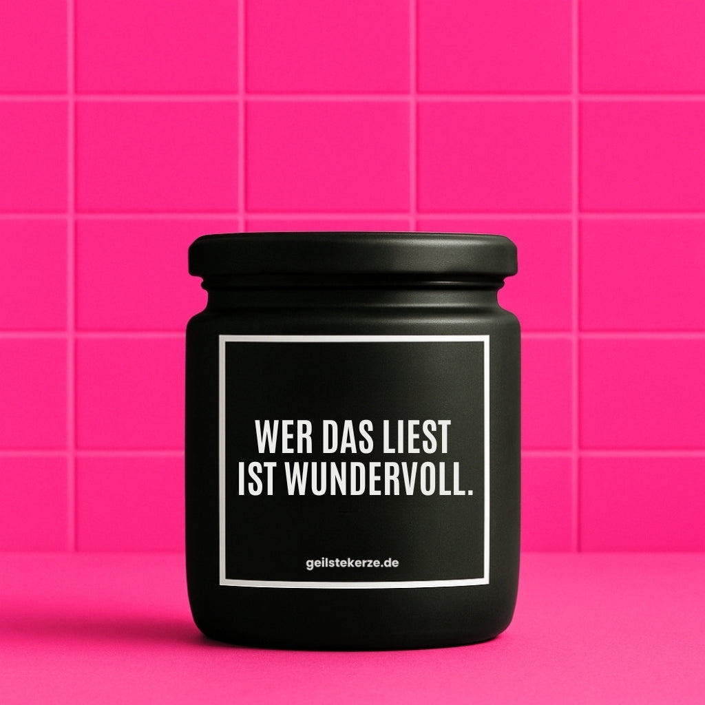 Duftkerze mit Spruch von geilstekerze ist der neue Geschenketrend. Diese witzige Kerze Vegane Bio-Kerze mit Spruch – WER DAS LIEST IST WUNDERVOLL. brennt mega lange sagenhafte 80 Stunde, hochwertige ätherische Öle schaffen beste Duftverteilung. Mit 1400 lustigen Sprüchen perfekt zum Verschenken. Handgemacht in Deutschland von geilstekerze.de -Die beste Duftkerze die du kaufen kannst.