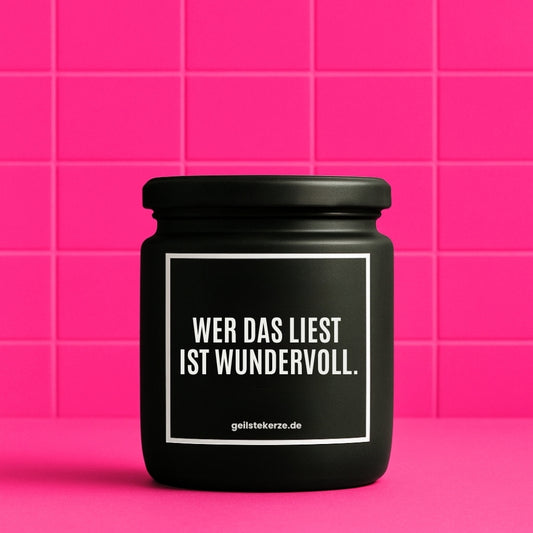 Duftkerze mit Spruch von geilstekerze ist der neue Geschenketrend. Diese witzige Kerze Vegane Bio-Kerze mit Spruch – WER DAS LIEST IST WUNDERVOLL. brennt mega lange sagenhafte 80 Stunde, hochwertige ätherische Öle schaffen beste Duftverteilung. Mit 1400 lustigen Sprüchen perfekt zum Verschenken. Handgemacht in Deutschland von geilstekerze.de -Die beste Duftkerze die du kaufen kannst.