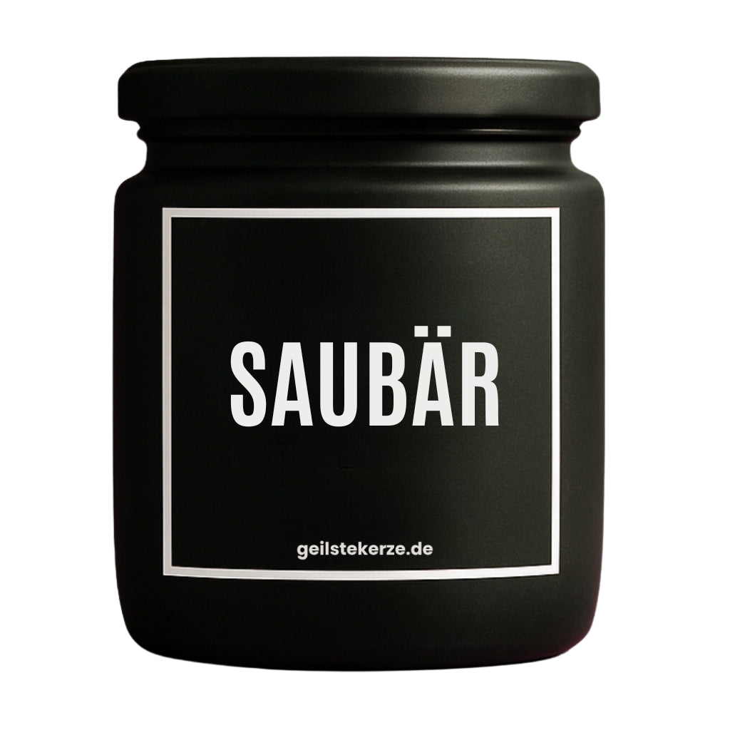 Duftkerze mit Spruch von geilstekerze ist der neue Geschenketrend. Diese witzige Kerze Vegane Bio-Kerze mit Spruch – SAUBÄR brennt mega lange sagenhafte 80 Stunde, hochwertige ätherische Öle schaffen beste Duftverteilung. Mit 1400 lustigen Sprüchen perfekt zum Verschenken. Handgemacht in Deutschland von geilstekerze.de -Die beste Duftkerze die du kaufen kannst.